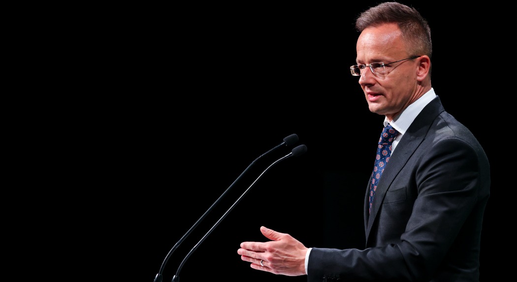 Szijjártó Péter: magyar vállalat építi az Egyiptomot Európával összekötő optikai kábelt