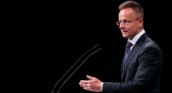 Szijjártó Péter: magyar vállalat építi az Egyiptomot Európával összekötő optikai kábelt