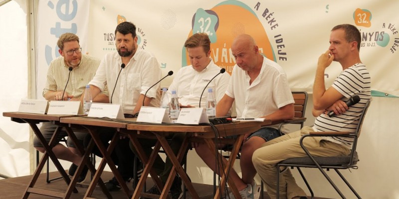 Teltház, heves kirohanások, parázs hangulat – Kerekasztal Puzsér Róberttel Tusványoson